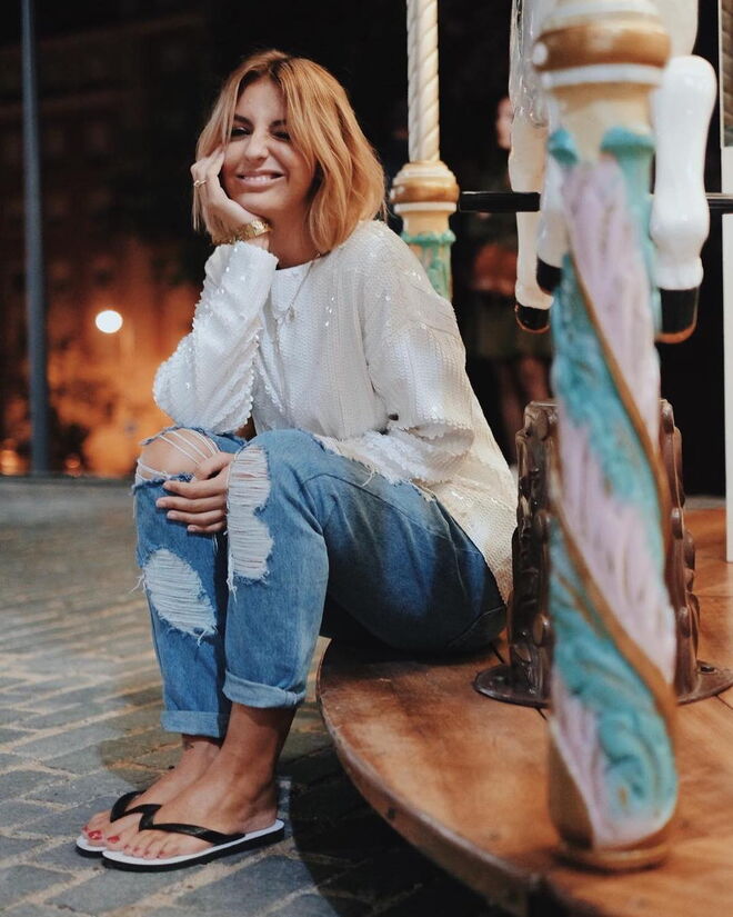 A atriz Jéssica Athayde usa as suas jeans rasgadas num estilo muito casual, com umas havainas e uma camisola com detalher