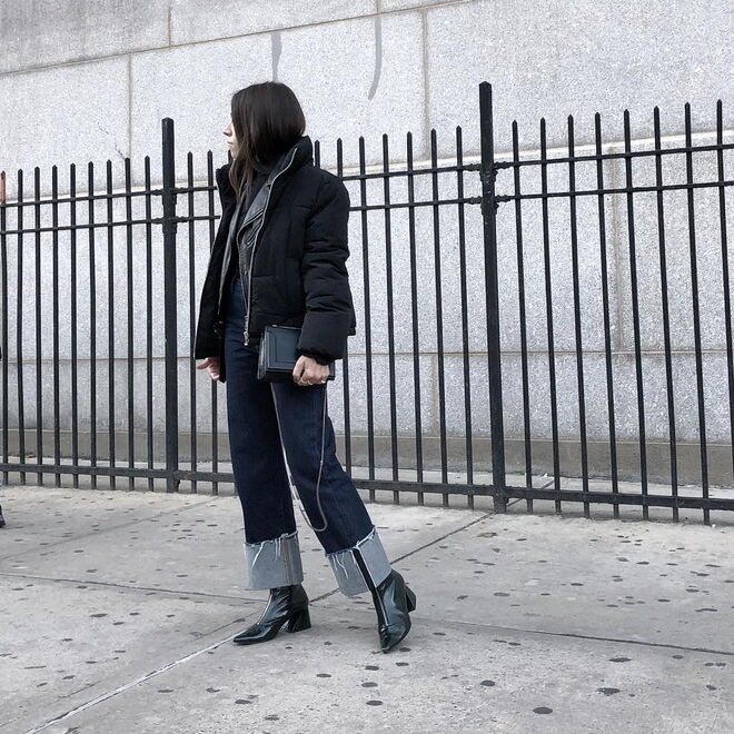 A instagramer junta-se à moda da bainha muito dobrada, num look que completou com um casaco almofadado preto e uns botins pretpos