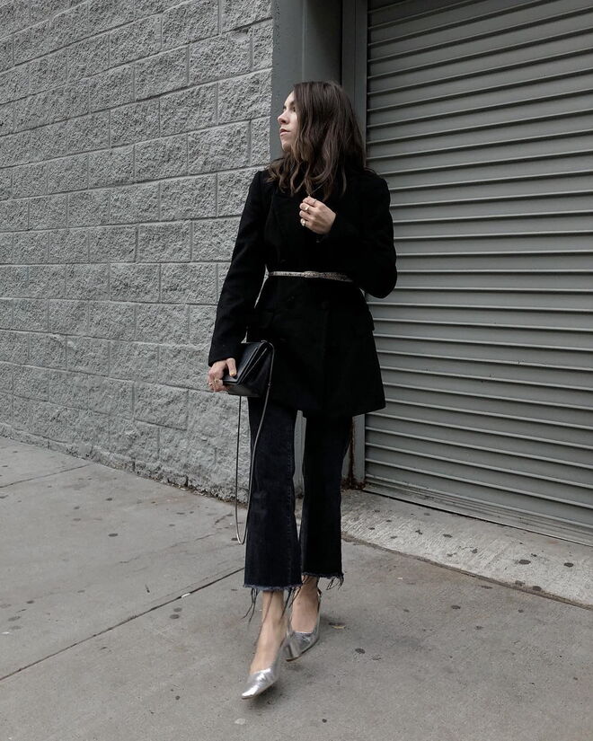 Lauren Caruso usa um look todo preto, com jeans escuras e a desfiarem-se no final, com umas sabrinas prateadas