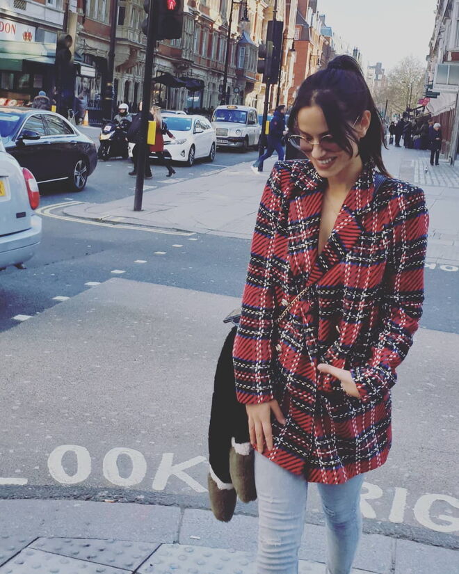 A atriz Mariana Monteiro usa umas calças de ganga clara e justas