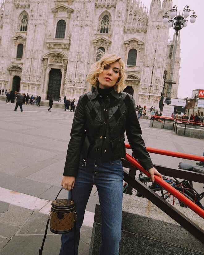 Raquel Strada, junta umas jeans de cintura subida com uma mala da Louis Vuitton e um casaco de cabedal