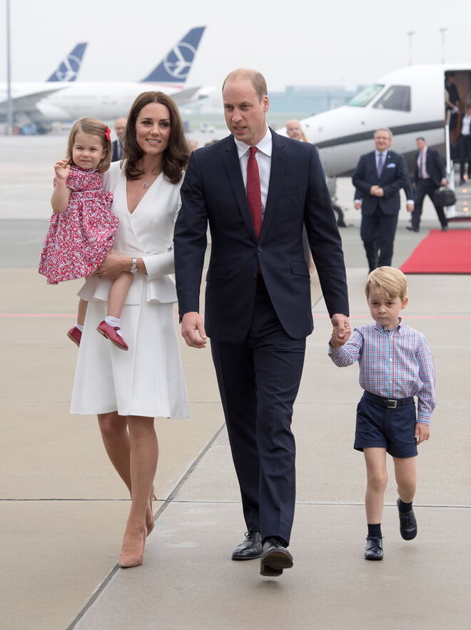 Os duques com o príncipe George e a princesa Charlotte, a chegar à Polónia numa visita oficial, em 2017