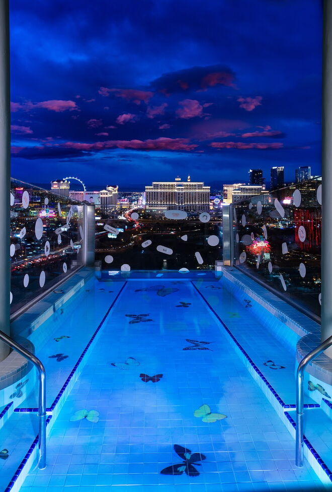 A piscina com vista para a Avenida Strip, em Las Vegas, e com os detalhes de borbuletas nos azulejos e comprimidos nas paredes de vidro