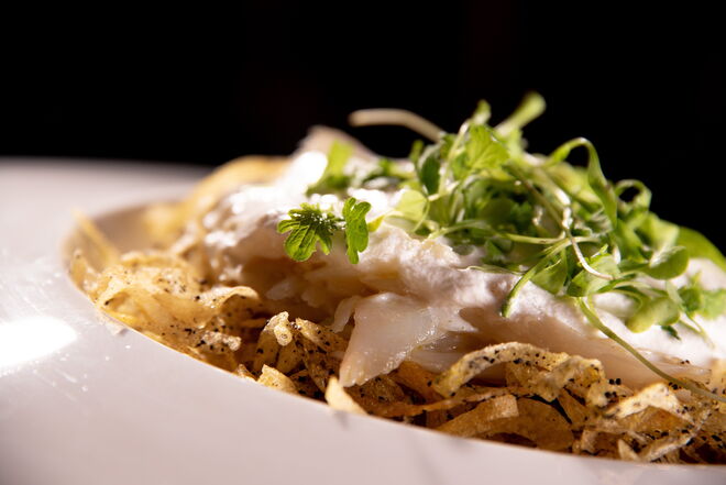 PORTUGUESE WONDERLAND: O nosso bacalhau à Brás, com bacalhau confitado, batata palha, cebola caramelizada, espuma de bacalhau, ovo a baixa temperatura e azeitona preta e verde 