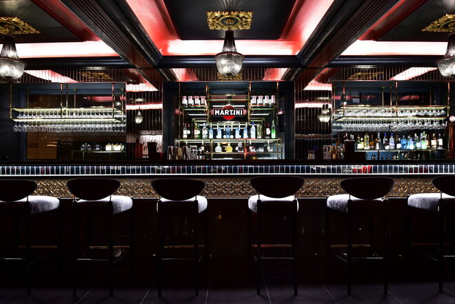 O balcão do bar do Maxime já foi o maior da Europa