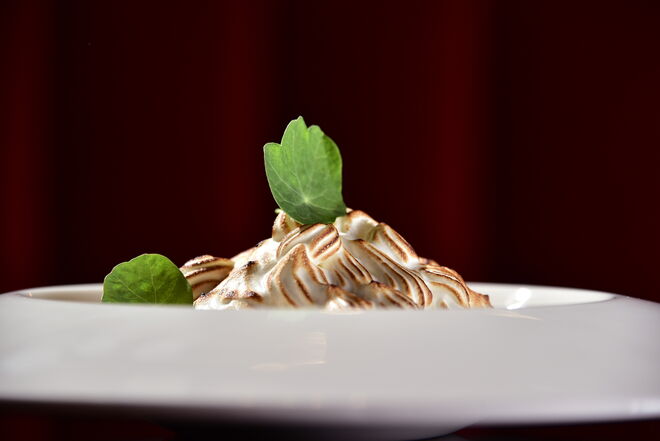BOMBE LISBONNE: Merengue italiano, mousse de ginja, maracujá, fofo de cacau e morango 