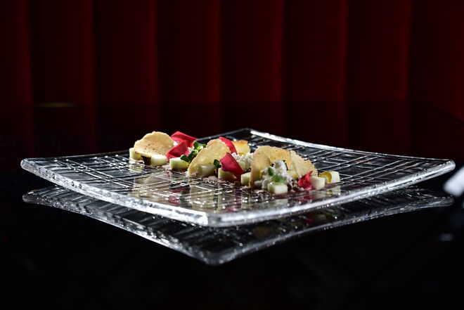 MAGRET MADNESS: Carpaccio de magret de pato fumado, óleo de pinhão, pistácio caramelizado em balsâmico, maçã Granny Smith e pickle de malagueta verde 