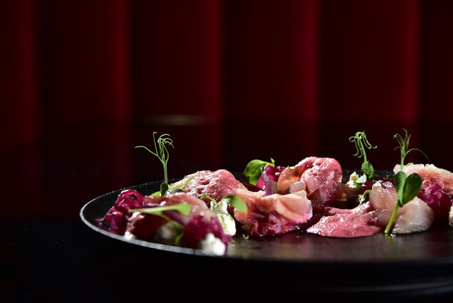 RAW FETICHE: Ceviche de peixe branco com leche de toro, beterraba, sour cream e compota de cebola roxa