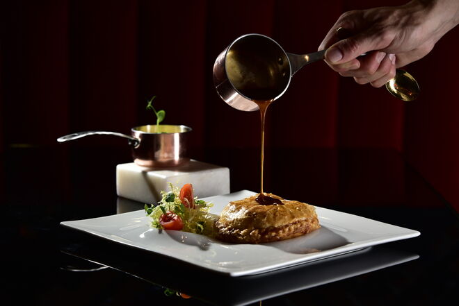 HANDS OFF MY DUCK: Empada de pato com foie gras e cogumelos, puré de batata trufado e salada com vinagrete de champanhe