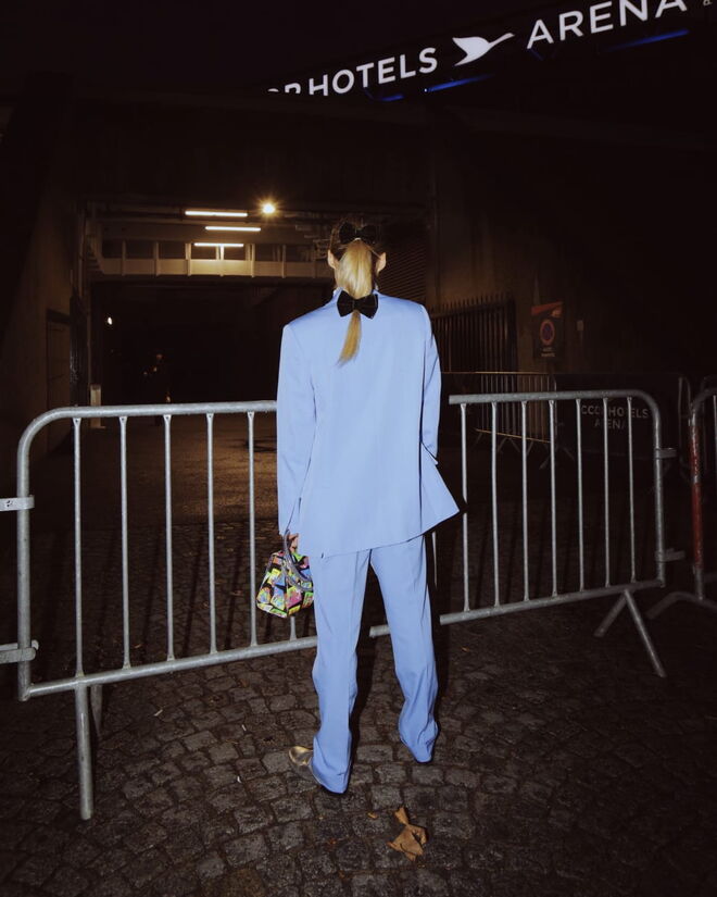 "À entrada da arena onde vai acontecer o desfile da Off White."