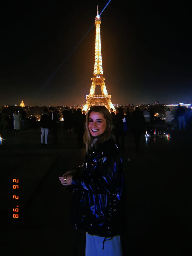 "Chegada a Paris, usei esta coroa de luzes."