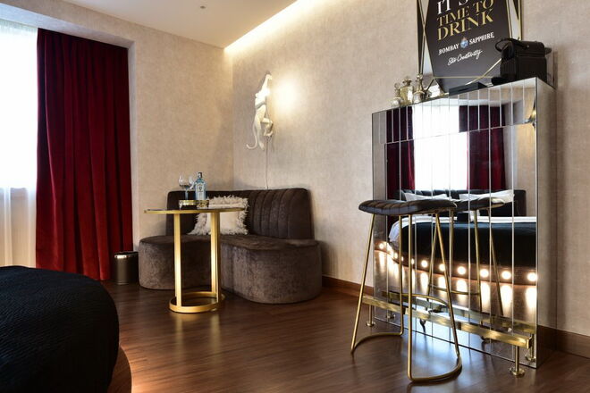 Quarto duplo temático Stage