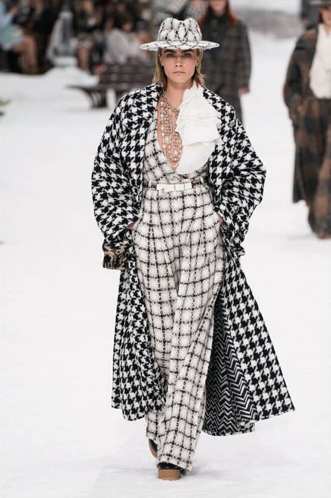 Cara Delevingne a abrir o desfile da Chanel outono-inverno 2019.