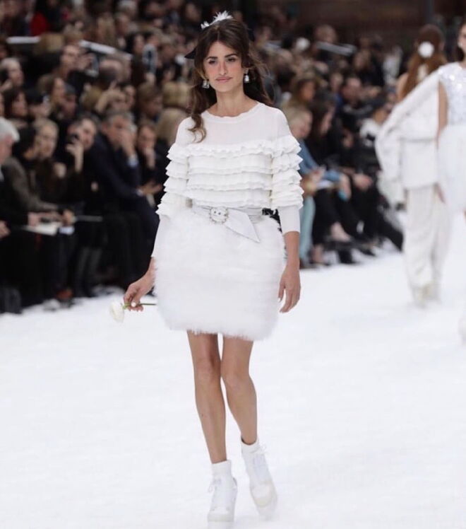 Penélope Cruz a desfilar para a Chanel outono-inverno 2019.