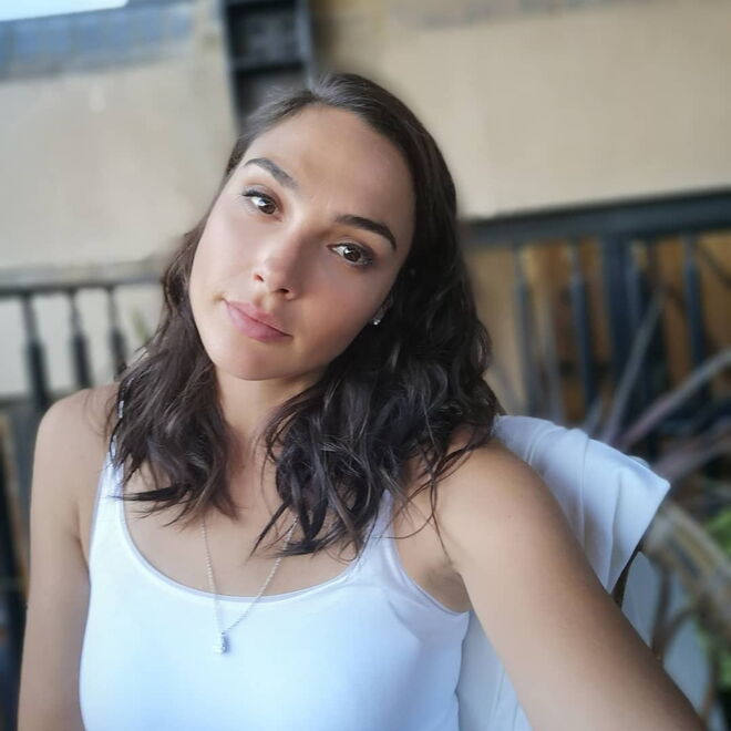 Gal Gadot, TOURO: Ama o próprio conceito de amor e tenta sempre arranjar um parceiro com um estilo de vida e gostos parecidos para que se consigam conectar a todos os níveis. As mulheres deste signo podem adorar jantar fora e receber muitas prendas, mas não se devem esquecer que os bens materiais não são tudo