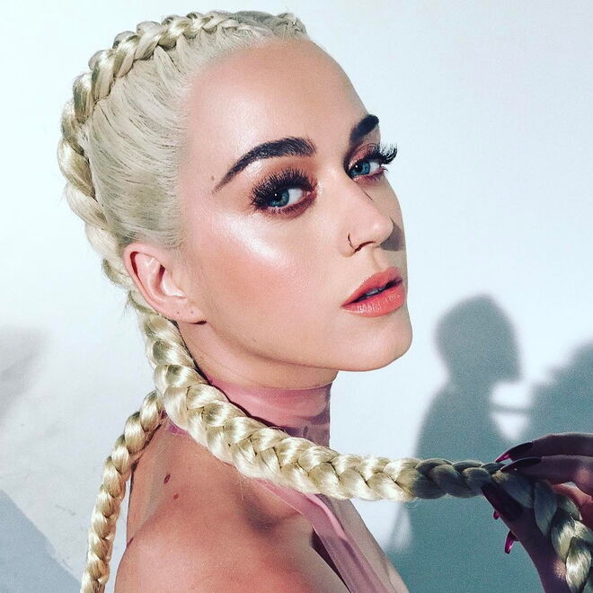 Katy Perry, ESCORPIÃO: Amantes do poder, as mulheres Escorpião devem aprender a esquecer o controlo de vez em quando. Muito controladora, deve ter cuidado para não danificar a sua relação por não conseguir dar o braço a torcer. A falta de confiança noutras pessoas faz com que se afaste da maioria, dificultando a partilha e a intimidade. Saber quando a relação já passou da data de validade é importantíssimo para se manter saudável, mas não se esqueça que só porque as coisas não correm de acordo com o seu plano, não significa que estejam erradas
