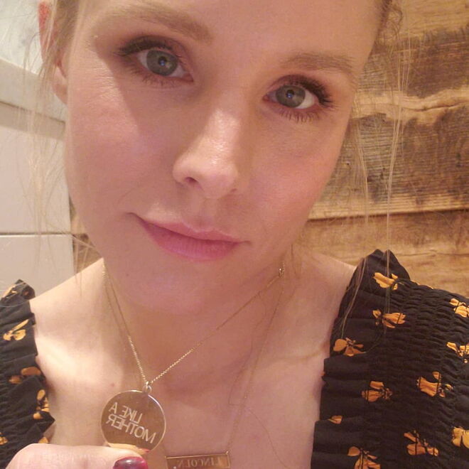 Kristen Bell, CARANGUEJO: Deixe as suas relações passada no passado – não arraste antigos problemas amorosos ou dúvidas para a sua nova relação. Aprender a deixar ir é doloroso e demora tempo, mas só assim será capaz de se juntar a alguém saudável para si. A mulher Caranguejo é muito sensível e resguardada, mas assim que conhece alguém em quem confia, ama forte e apaixonadamente. Em vez de se retrair por medo revele ao seu parceiro o que lhe vai na cabeça