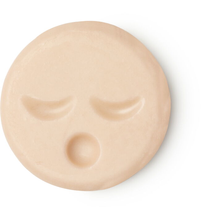 Sleepy Face bálsamo de limpeza sólido, €5,95, Lush. Esta barra de manteigas naturais tem óleos escolhidos para acalmar a pele e a mente. Inclui manteiga de cacau orgânica, óleo de jojoba e óleo de amêndoa, leite de aveia e lavanda francesa para uma perfeita combinação antes de deitar