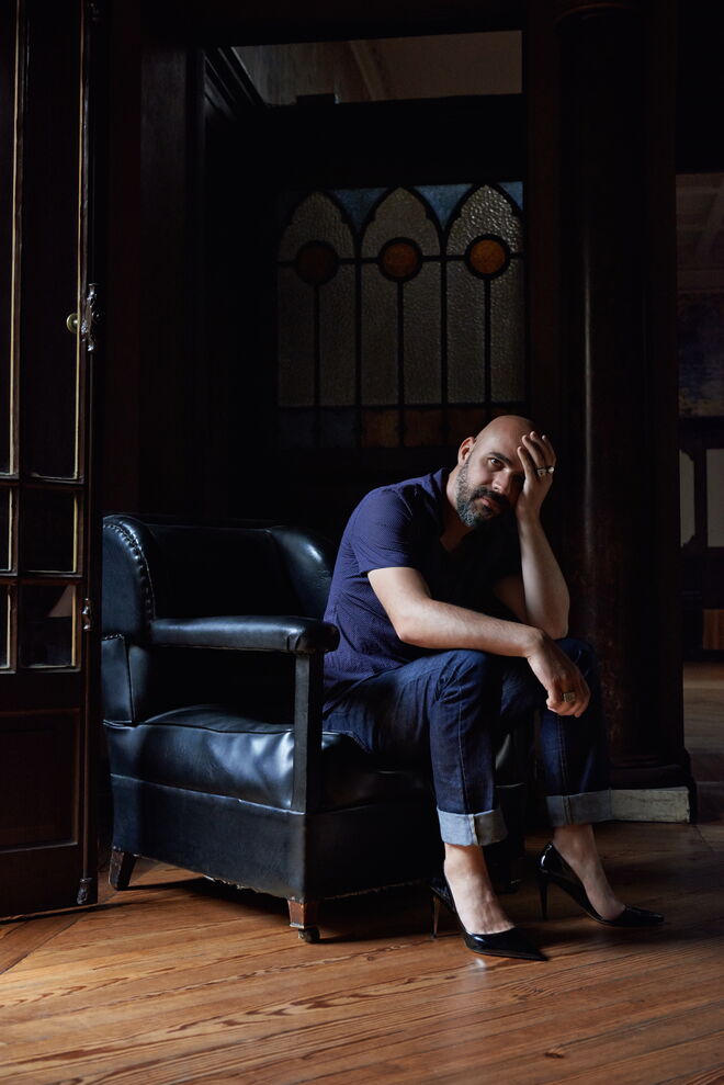 Afonso Cruz, escritor | "Aceitei calçar estes sapatos porque, no que respeita aos direitos, sou tão mulher quanto qualquer mulher. Uma sociedade só vinga se os direitos de alguns forem defendidos por todos"