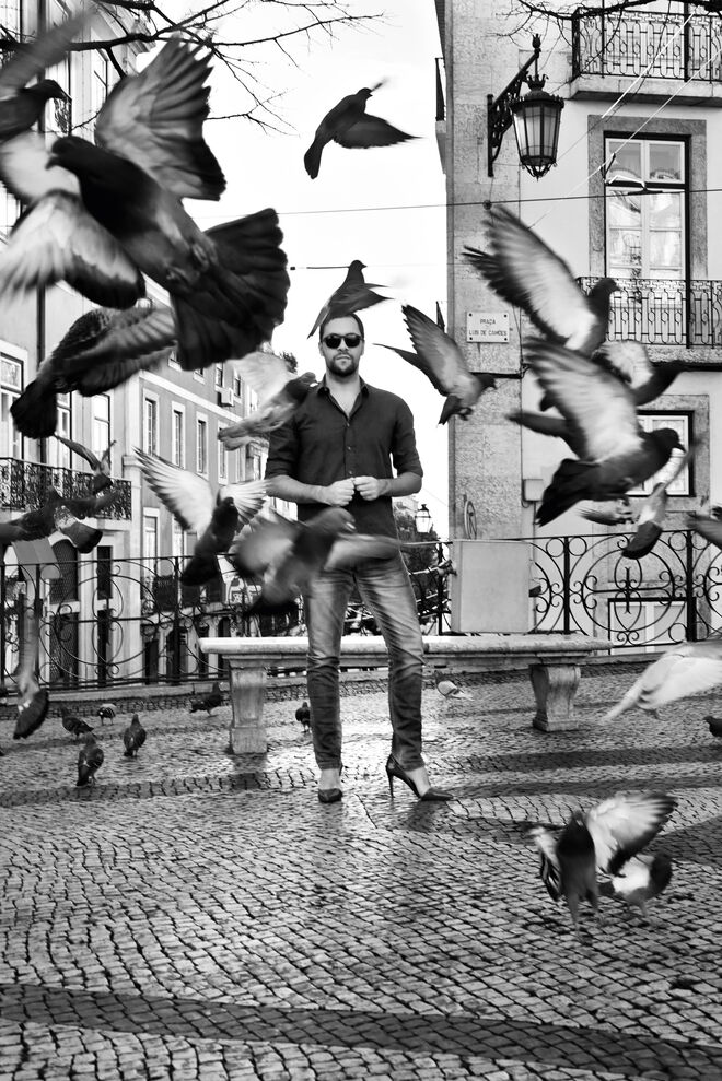 António Zambujo, músico | "A grande solução para a humanidade será os homens perderem este preconceito sem sentido e entregarem o poder às mulheres. Porque elas são, de forma comprovada, muito melhores gestoras do que nós"