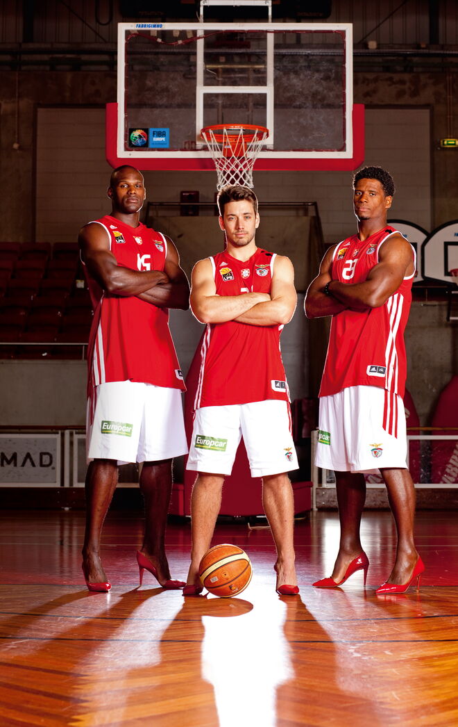 Frederick Gentry, Tomás Barroso e Carlos Andrade, jogadores da equipa de basquetebol do Sport Lisboa e Benfica | "Se este trabalho for feito desde pequeno talvez o mundo venha a ser diferente - afinal, quando nasce uma criança não tem ódios nem ideias feitas." "Tenho a certeza de que o meu enorme respeito pelas mulheres, e a consciência de que ainda são vítimas de tantas injustiças, se deve à minha mãe, uma supermulher. Posso dizer que também foi por ela que calcei estes sapatos." "Quero acreditar que com mais instrução, mais educação, estes comportamentos inadmissíveis acabem"