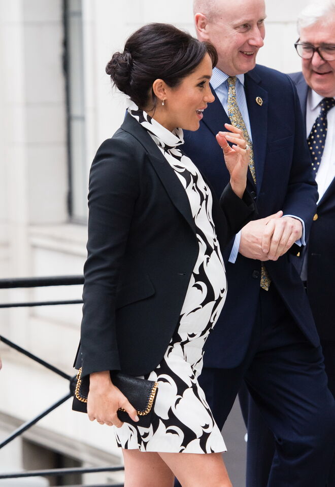 Meghan numa palestra para o Dia Internacional da Mulher em Londres. Vestido Stella McCartney e blazer Alexander McQueen.