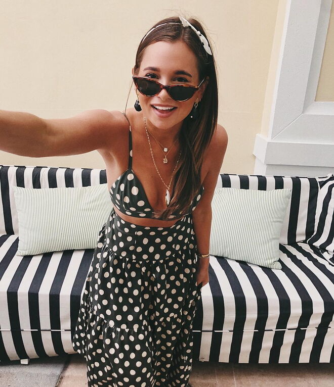 Danielle Bernstein usa um look total às bolinhas, num estilo divertido e clássico