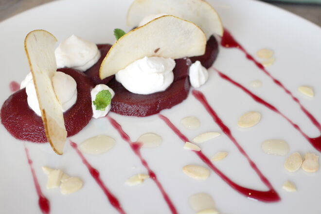 Pêra bêbada em duo de vinho do Porto com mousse de pêra cozinhada em vinho do Porto branco