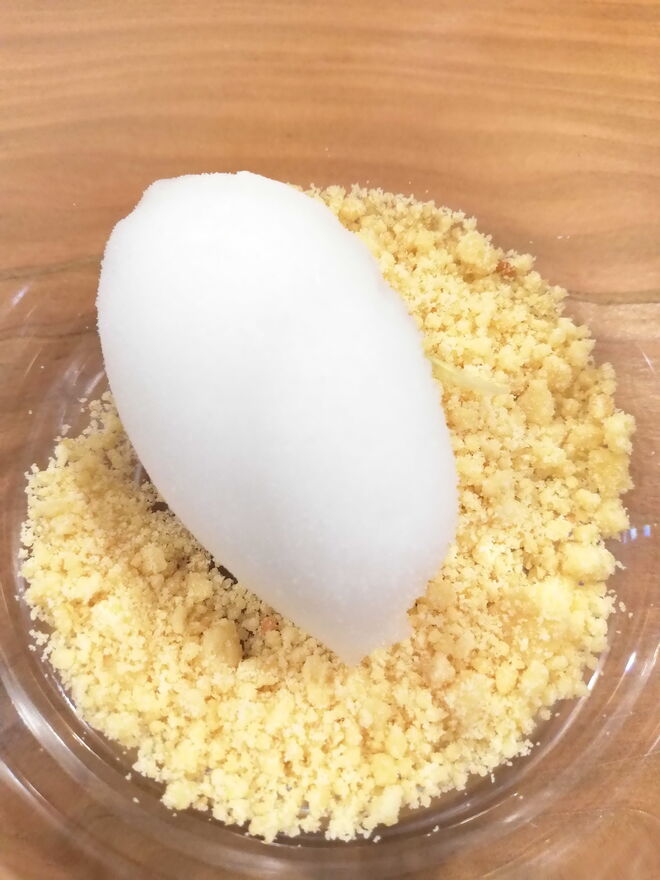 Sorvete de yuzu com crumble de lima