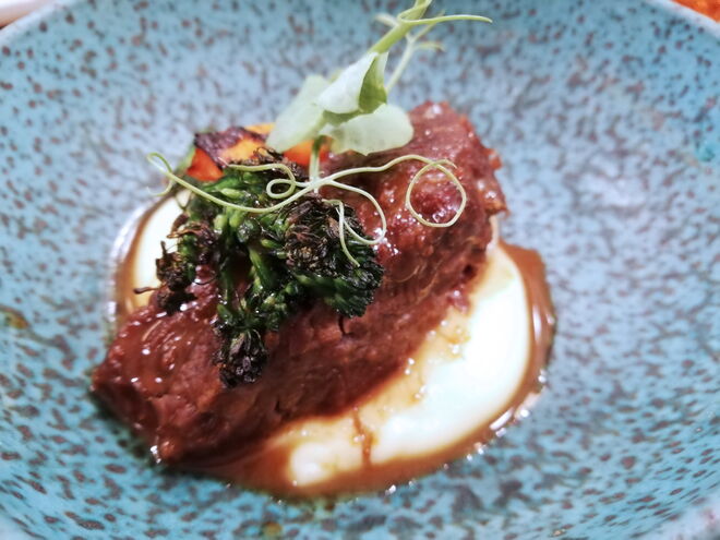 Bochecha de vitela estufada com molho Rossini