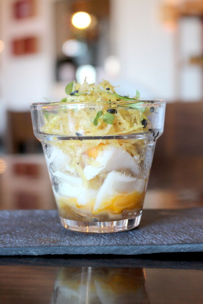 Bacalhau confitado com gema de ovo, cabelo de anjo e azeite de trufa