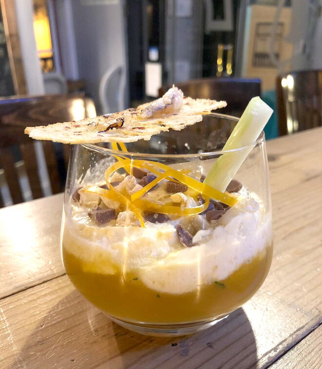 O cocktail Lisbon Dry Popcorn (gin Gotik, abóbora, pipoca, torresmos e chocolate) 