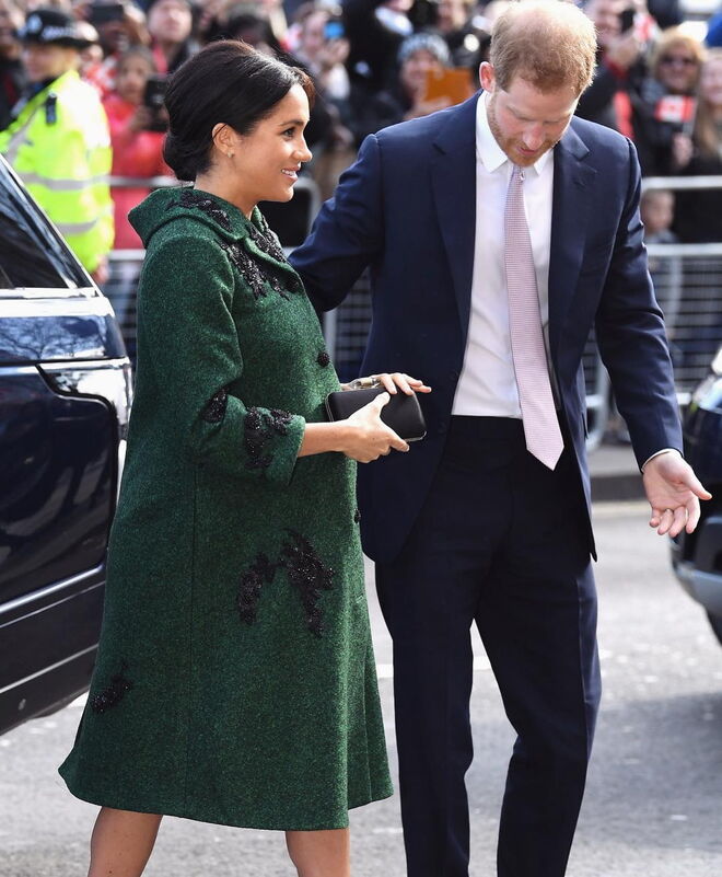 Meghan Markle num casaco Erdem, mala Givenchy e sapatos Aquazzura no evento Commonwealth Day Youth.