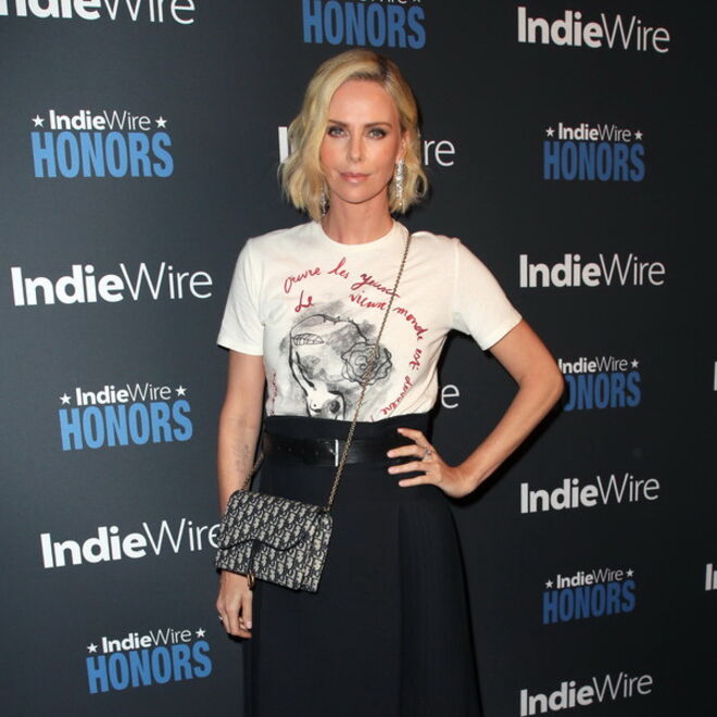 Charlize Theron é loira por natureza