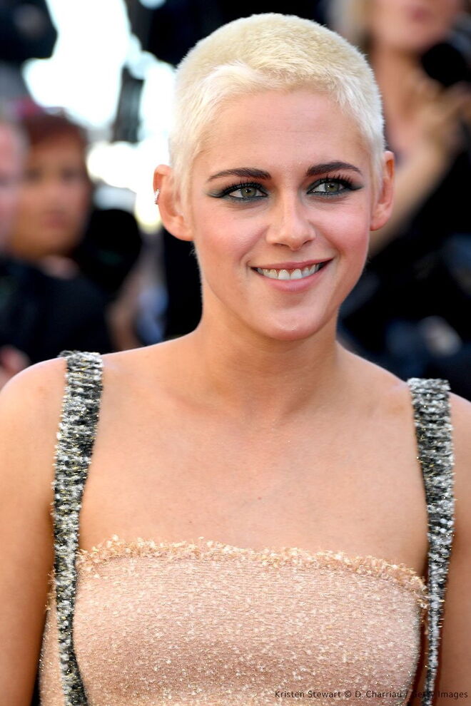 A atriz com o cabelo rapado e loiro platinado, anos mais tarde