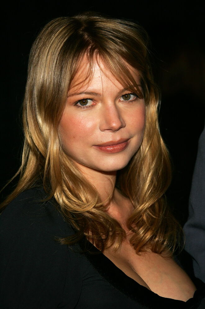 Michelle Williams de cabelo dourado quando era mais jovem