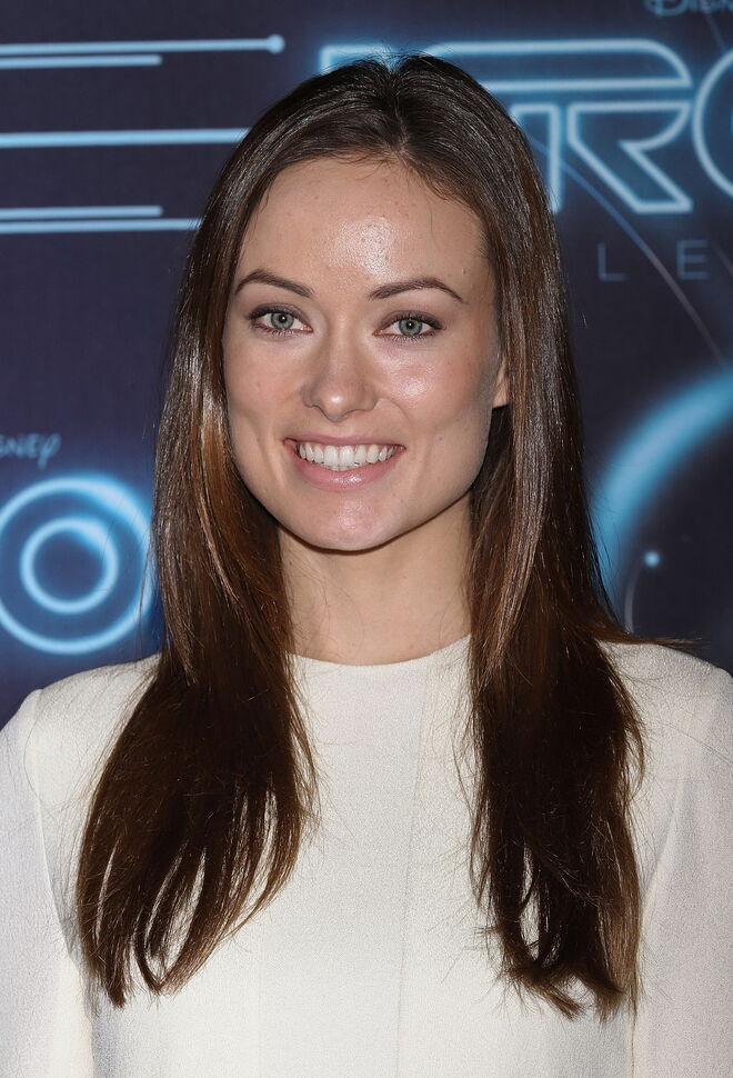 Olivia Wilde com o cabelo direito e castanho na época em que a conhecemos pelo ecrã
