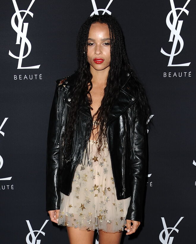 Zoe Kravitz com tranças e cabelo comprido castanho-escuro, um look que lhe é característico