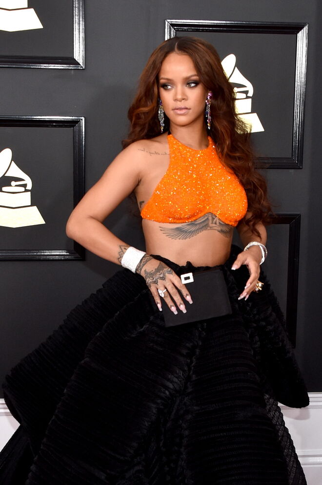 No início de carreira Rihanna começou com o cabelo comprido