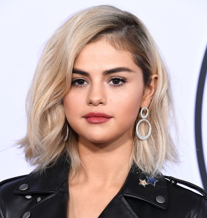 Mais tarde optou por um bob em tons dourados