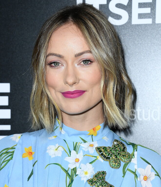 Anos volvidos, a atriz com um corte bob volumoso e loiro