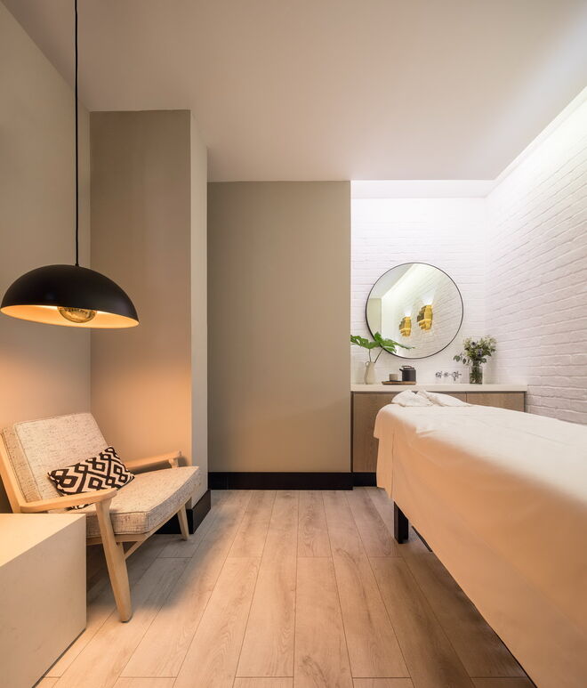 Depois de marcar uma massagem no city SPA do hotel Lumiares, terá como oferta na loja Claus Porto, no Chiado,  uma Musgo Real Hot Towel Shave, uma experiência de barbear completa. A oferta está disponível a partir de 19 de março e até ao final deste mês.