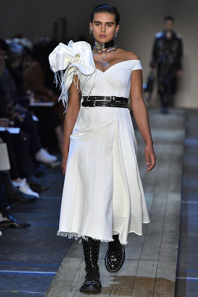 Alexander McQueen: apesar de justo, o vestido é minimalista e uma boa aposta para as noivas com uma personalidade forte e irreverente. Neste caso, o comprimento midi ajusta-se bem a mulheres mais baixas.