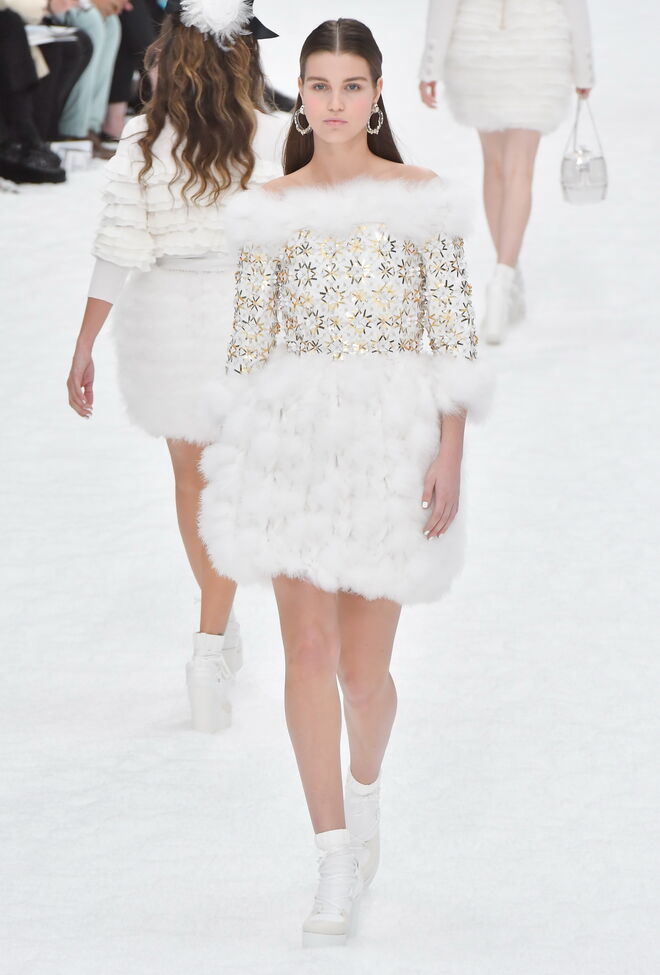 Chanel: o vestido é curto, mas cheio de detalhes, com o top coberto de brilhantes dourados e plumas que dão um resultado subtil e elegante. Ideal para noivas mais irreverentes e que gostam de arriscar.