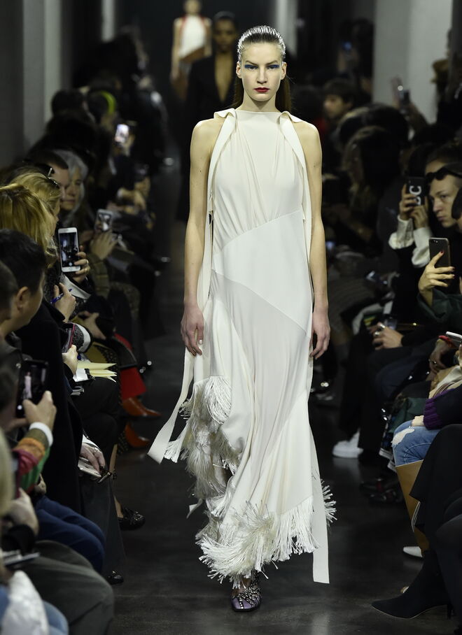 Mugler: um design delicado e cheio de pequenos detalhes, como as franjas e o corte assimétrico. Para as noivas que querem realçar a sua silhueta.