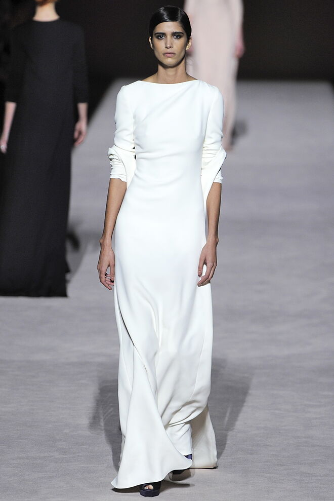 Tom Ford: uma proposta que lembra o minimalismo do vestido de casamento de Meghan Markle. Longo, completamente liso, com um decote em barco e mangas com pregas. Perfeito para as noivas que preferem um look mais simples mas igualmente sofisticado.