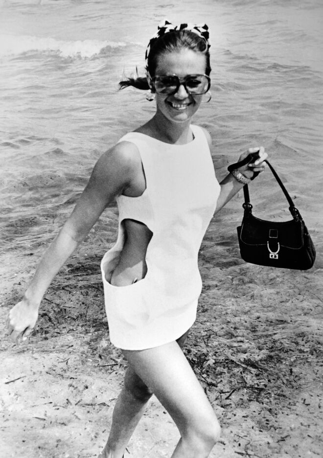 Natalie Wood na praia Tahiti em Saint Tropez, em 1968