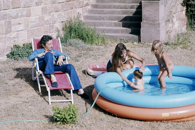 Jane Birkin e Serge Gainsbourg com as filhas, no verão de 1971, em Saint Tropez
