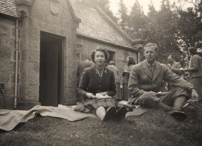 A rainha Isabel e o príncipe Filipe num pic-nic