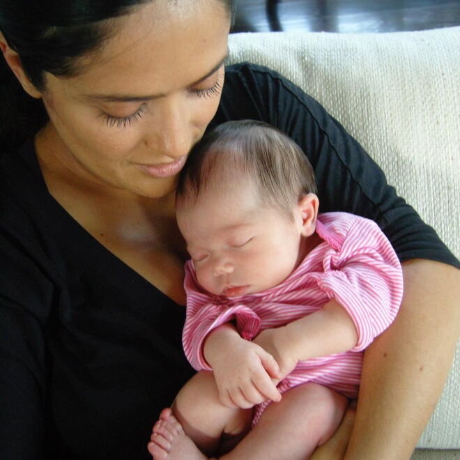 Salma Hayek foi mãe aos 41 anos